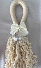 Cargar imagen en el visor de la galería, Bendiciones para puerta de Macramé con Medalla San Benito 3 cms.