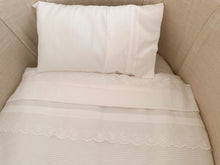 Cargar imagen en el visor de la galería, Juego de Sábanas Algodón Piqué y Tira Bordada Española