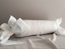 Cargar imagen en el visor de la galería, Caramelo Anti Vuelco Piqué y Tira Bordada Española