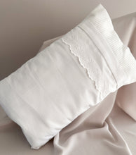 Cargar imagen en el visor de la galería, Almohada Piqué y Tira Bordada Española