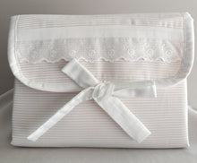 Cargar imagen en el visor de la galería, Bolsita Cambiador para Pañales de Pique y Tira Bordada Española