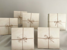 Cargar imagen en el visor de la galería, Bendiciones para puerta de Macramé con Medalla Virgen Guadalupe 3 cms Redonda