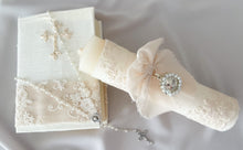 Cargar imagen en el visor de la galería, Kit Primera Comunión Colección Bordado Tul Medalla Virgen de Guadalupe con Perlas