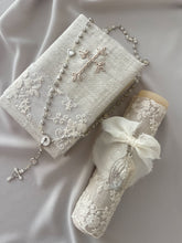 Cargar imagen en el visor de la galería, Kit Primera Comunión Colección Bordado Tul Medalla Virgen de Guadalupe OVALADA 5 cms