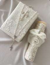 Cargar imagen en el visor de la galería, Kit Primera Comunión Colección Bordado Tul Medalla Virgen de Guadalupe con Perlas