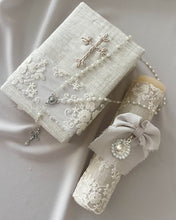 Cargar imagen en el visor de la galería, Kit Primera Comunión Colección Bordado Tul Medalla Virgen de Guadalupe con Perlas