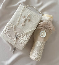 Cargar imagen en el visor de la galería, Kit Primera Comunión Colección Bordado Tul Medalla Virgen de Guadalupe con Perlas