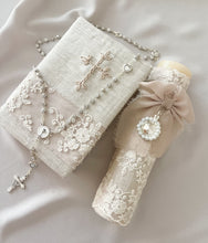 Cargar imagen en el visor de la galería, Kit Primera Comunión Colección Bordado Tul Medalla Virgen de Guadalupe con Perlas