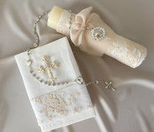 Cargar imagen en el visor de la galería, Kit Primera Comunión Colección Bordado Tul Medalla Virgen de Guadalupe con Perlas