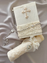 Cargar imagen en el visor de la galería, Kit Primera Comunión Colección Bordado Tul Medalla Virgen de Guadalupe con Perlas