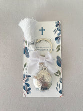 Cargar imagen en el visor de la galería, Llavero con Medalla de San Benito 3cms con Baño de Plata