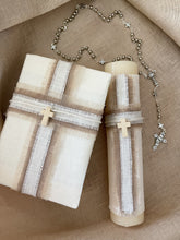 Cargar imagen en el visor de la galería, Kit Primera Comunión Lino LUX cruz de madera