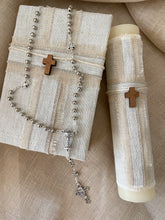 Cargar imagen en el visor de la galería, Kit Primera Comunión Lino LUX cruz de madera