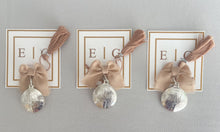 Cargar imagen en el visor de la galería, Llavero con Medalla de San Benito 3cms con Baño de Plata