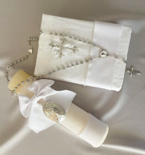 Cargar imagen en el visor de la galería, Kit Primera Comunión CLÁSICO con Medalla Virgen Guadalupe Ovalada 5 cms.