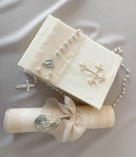 Cargar imagen en el visor de la galería, Kit Primera Comunión CLÁSICO con Medalla Virgen Guadalupe Ovalada 5 cms.