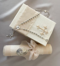 Cargar imagen en el visor de la galería, Kit Primera Comunión CLÁSICO con Medalla Virgen Guadalupe Ovalada 5 cms.