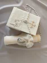 Cargar imagen en el visor de la galería, Kit Primera Comunión CLÁSICO con Medalla Virgen Guadalupe Ovalada 5 cms.