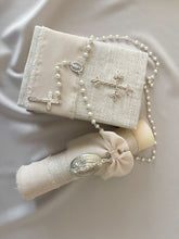 Cargar imagen en el visor de la galería, Kit Primera Comunión CLÁSICO con Medalla Virgen Guadalupe Ovalada 5 cms.