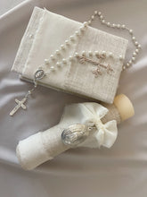 Cargar imagen en el visor de la galería, Kit Primera Comunión CLÁSICO con Medalla Virgen Guadalupe Ovalada 5 cms.