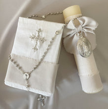 Cargar imagen en el visor de la galería, Kit Primera Comunión CLÁSICO con Medalla Virgen Guadalupe Ovalada 5 cms.