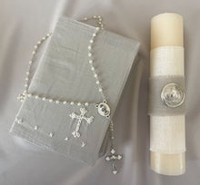 Cargar imagen en el visor de la galería, Kit Primera Comunión GRIS con PLACA VIRGEN GUADALUPE o SAN BENITO