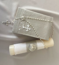 Cargar imagen en el visor de la galería, Kit Primera Comunión GRIS con PLACA VIRGEN GUADALUPE o SAN BENITO