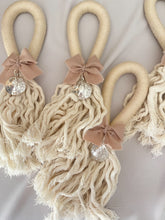 Cargar imagen en el visor de la galería, Bendiciones para puerta de Macramé con Medalla Virgen Guadalupe 3 cms Redonda