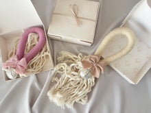 Cargar imagen en el visor de la galería, Bendiciones para puerta de Macramé con Medalla Virgen Guadalupe 3 cms Redonda