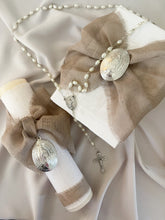 Cargar imagen en el visor de la galería, Kit Primera Comunión Lino LUX Abombada Placa y Medalla Grande Virgen de Guadalupe Ovalada 5cms.