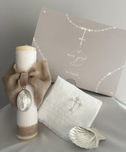 Cargar imagen en el visor de la galería, Kit Bautizo Colección Lino LUX Abombada Medalla Virgen Guadalupe Ovalada 5cms.