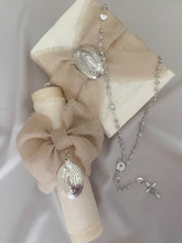 Cargar imagen en el visor de la galería, Kit Primera Comunión Lino LUX Abombada Placa y Medalla Grande Virgen de Guadalupe Ovalada 5cms.