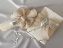 Cargar imagen en el visor de la galería, Kit Primera Comunión Lino LUX Abombada Placa y Medalla Grande Virgen de Guadalupe Ovalada 5cms.