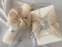 Cargar imagen en el visor de la galería, Kit Primera Comunión Lino LUX Abombada Placa y Medalla Grande Virgen de Guadalupe Ovalada 5cms.