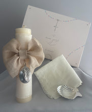 Cargar imagen en el visor de la galería, Kit Bautizo Colección Lino LUX Abombada Medalla Virgen Guadalupe Ovalada 5cms.