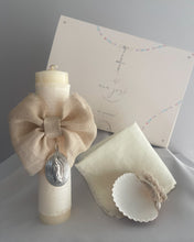 Cargar imagen en el visor de la galería, Kit Bautizo Colección Lino LUX Abombada Medalla Virgen Guadalupe Ovalada 5cms.