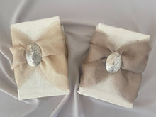 Cargar imagen en el visor de la galería, Kit Primera Comunión Lino LUX Abombada Placa y Medalla Grande Virgen de Guadalupe Ovalada 5cms.