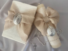 Cargar imagen en el visor de la galería, Kit Primera Comunión Lino LUX Abombada Placa y Medalla Grande Virgen de Guadalupe Ovalada 5cms.