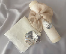 Cargar imagen en el visor de la galería, Kit Bautizo Colección Lino LUX Abombada Medalla Virgen Guadalupe Ovalada 5cms.