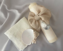 Cargar imagen en el visor de la galería, Kit Bautizo Colección Lino LUX Abombada Medalla Virgen Guadalupe Ovalada 5cms.