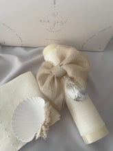 Cargar imagen en el visor de la galería, Kit Bautizo Colección Lino LUX Abombada Medalla Virgen Guadalupe Ovalada 5cms.