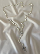 Cargar imagen en el visor de la galería, Kit Primera Comunión Lino LUX Abombada Placa y Medalla Grande Virgen de Guadalupe Ovalada 5cms.