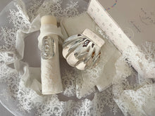 Cargar imagen en el visor de la galería, Kit Bautizo Tul Bordado Español Garden Rose con Placa Virgen de Guadalupe