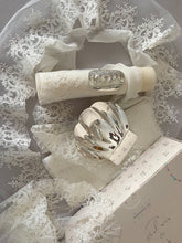 Cargar imagen en el visor de la galería, Kit Bautizo Tul Bordado Español Garden Rose con Placa Virgen de Guadalupe