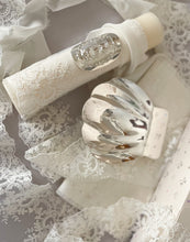 Cargar imagen en el visor de la galería, Kit Bautizo Tul Bordado Español Garden Rose con Placa Virgen de Guadalupe