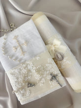 Cargar imagen en el visor de la galería, Kit Primera Comunión Colección Bordado Tul Medalla Virgen Guadalupe 2 cms.