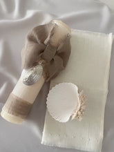 Cargar imagen en el visor de la galería, Kit Bautizo Colección Lino LUX Abombada Medalla Virgen Guadalupe Ovalada 5cms.