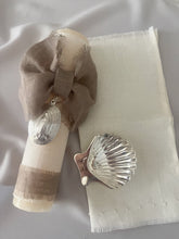 Cargar imagen en el visor de la galería, Kit Bautizo Colección Lino LUX Abombada Medalla Virgen Guadalupe Ovalada 5cms.