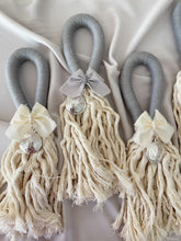 Cargar imagen en el visor de la galería, Bendiciones para puerta de Macramé con Medalla San Benito 3 cms.