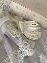 Cargar imagen en el visor de la galería, Kit Bautizo Tul Bordado Español Garden Rose con Placa Virgen de Guadalupe